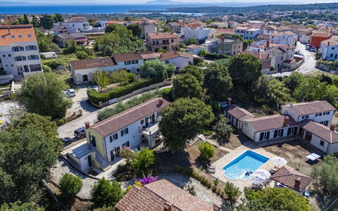 Istria Serenity: Costruzione, Zona Residenziale, Casa, Cittadina, Quartiere, Casa, Tetto, Sobborgo, Insediamento Umano, Estate