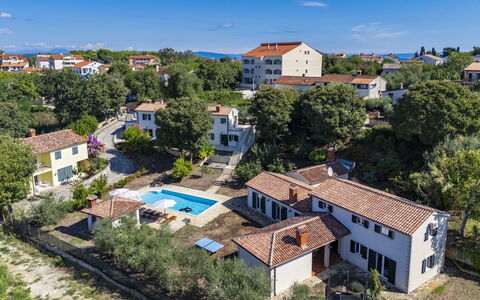 Istria Serenity: Costruzione, Zona Residenziale, Casa, Casa, Estate, Tetto, Piscina, Insediamento Umano, Ricorrere, Sobborgo
