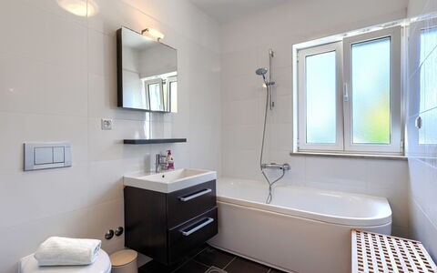 Istria Serenity: Bagno, Idraulico Fixture, Interior Design, Pavimentazione, Vasca Da Bagno, Pavimento, Rubinetto, Lavello, Idraulico, Lavandino Del Bagno