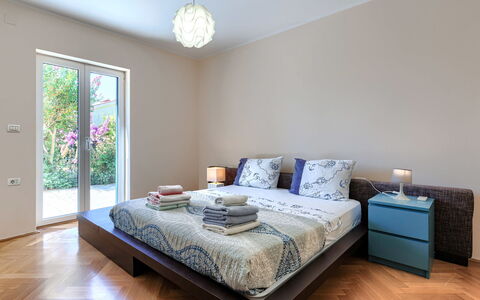 Istria Serenity: Letto, Mobilia, Interior Design, Bedding, Camera Da Letto, Lenzuolo, Pavimento, Pavimentazione, Parete, Camera