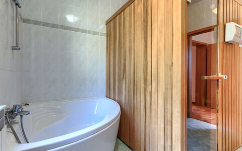 Istria Serenity: Bagno, Pavimentazione, Pavimento, Idraulico Fixture, Legna, Interior Design, Vasca Da Bagno, Idraulico, Rubinetto, Doccia