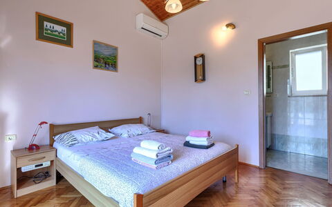 Istria Serenity: Letto, Camera Da Letto, Pavimento, Legna, Pavimentazione, Lenzuolo, Interior Design, Bedding, Mobilia, Soffitto