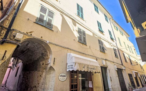 Due Passi: Parete, Finestra, Cittadina, Porta, Quartiere, Strada, Appartamento, Balcone