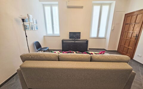 Due Passi: Mobilia, Interior Design, Pavimentazione, Divano, Pavimento, Legna, Camera, Soggiorno, Illuminazione, Appartamento