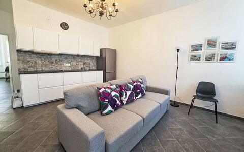 Due Passi: Mobilia, Interior Design, Pavimentazione, Pavimento, Divano, Legna, Camera, Soffitto, Soggiorno, Illuminazione