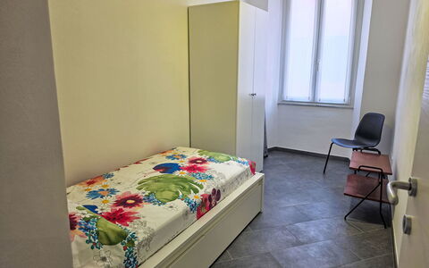 Due Passi: Letto, Camera Da Letto, Pavimento, Pavimentazione, Lenzuolo, Interior Design, Bedding, Mobilia, Telaio Del Letto, Camera