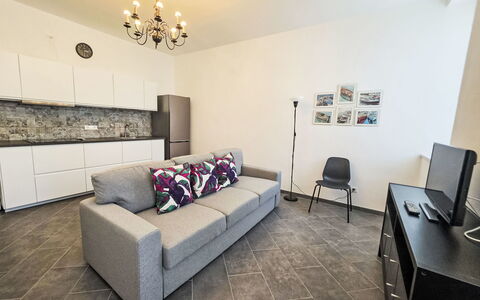 Due Passi: Mobilia, Pavimentazione, Interior Design, Pavimento, Divano, Camera, Soffitto, Illuminazione, Appartamento, Soggiorno