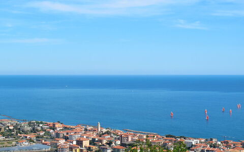 Due Passi: Blu, Giorno, Corpo D'Acqua, Orizzonte, Zona Residenziale, Costa, Mare, Costiera E Morfologie Oceanic, Estate, Paesaggio