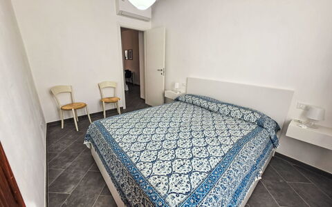 Due Passi: Camera Da Letto, Pavimento, Letto, Pavimentazione, Lenzuolo, Bedding, Interior Design, Telaio Del Letto, Camera, Appartamento