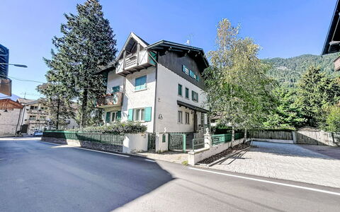 Dorian: Costruzione, Finestra, Architettura, Casa, Zona Residenziale, Casa, Pendenza, Sobborgo, Driveway, Paesino Di Montagna
