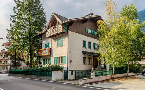 Dorian: Costruzione, Finestra, Architettura, Casa, Zona Residenziale, Casa, Balcone
