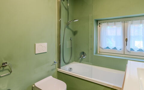 Dorian: Bagno, Idraulico Fixture, Vasca Da Bagno, Parete, Pavimentazione, Interior Design, Pavimento, Rubinetto, Gabinetto, Idraulico