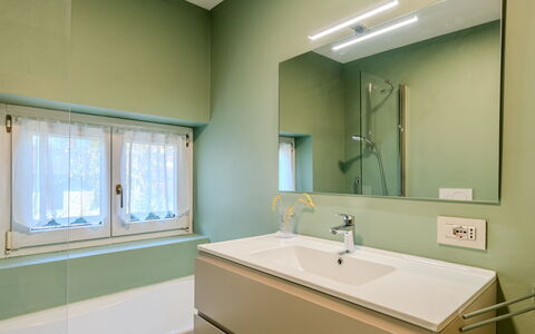 Dorian: Parete, Interior Design, Pavimentazione, Idraulico Fixture, Bagno, Pavimento, Soffitto, Idraulico, Mobiletto Del Bagno, Rubinetto
