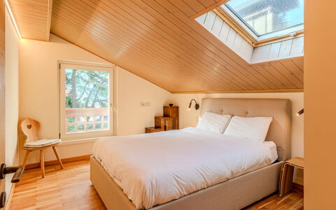 Dorian: Mobilia, Interior Design, Camera Da Letto, Letto, Legna, Soffitto, Lenzuolo, Bedding, Pavimento, Casa