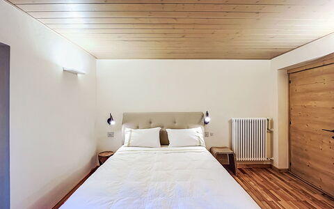 Dorian: Letto, Parete, Pavimentazione, Interior Design, Camera Da Letto, Legna, Pavimento, Soffitto, Lenzuolo, Mobilia