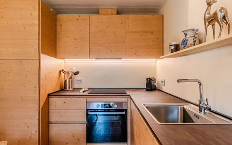 Dorian: Cucina, Controsoffitto, Legna, Pavimentazione, Cabinetry, Interior Design, Lavandino Della Cucina, Mobilia, Lavello, Elettrodomestico Da Cucina