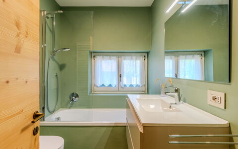 Dorian: Bagno, Idraulico Fixture, Interior Design, Pavimentazione, Pavimento, Rubinetto, Soffitto, Vasca Da Bagno, Idraulico, Lavello