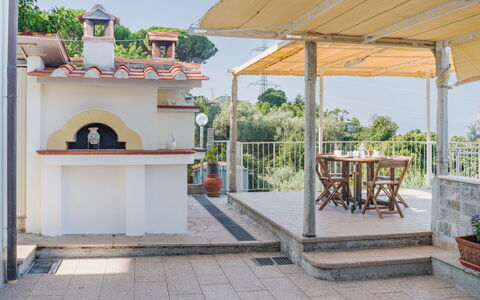L'Edera e Il Mare: Balcone, Shade, Struttura Esterna, Portico, Hacienda, Pianta Della Casa, Recinzione, Villa, Corrimano, Vaso Di Fiori