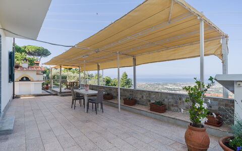L'Edera e Il Mare: Shade, Vaso Di Fiori, Sedia, Mobili Da Esterno, Pianta Della Casa, Struttura Esterna, Balcone, Baldacchino, Eco Hotel, Pergola