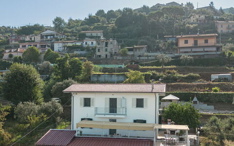 L'Edera e Il Mare: Zona Residenziale, Casa, Casa, Tetto, Insediamento Umano, Area Rurale, Balcone, Villaggio, Sobborgo, Villetta