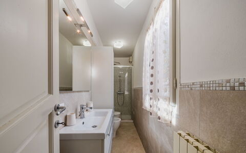 L'Edera e Il Mare: Bagno, Pavimentazione, Idraulico Fixture, Interior Design, Parete, Pavimento, Soffitto, Lavandino Del Bagno, Lavello, Rubinetto