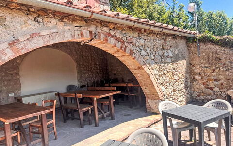 Villa Monti: Tavolo Esterno, Ristorante, Mobili Da Esterno, Cucina & Sala Da Pranzo Tavolo, Shade, Hacienda, Sedia, Arcade, Terrazza, Muro ​​Di Pietra