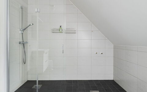 Björkfjärden: Pavimentazione, Pavimento, Idraulico Fixture, Piastrella, Soffitto, Bagno, Idraulico, Doccia