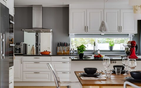 Björkfjärden: Cucina, Controsoffitto, Mobilia, Elettrodomestico Da Cucina, Interior Design, Cabinetry, Pavimentazione, Apparecchio Major, Casa, Lampada