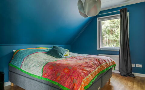 Björkfjärden: Camera Da Letto, Pavimento, Letto, Interior Design, Bedding, Lenzuolo, Pavimentazione, Telaio Del Letto, Biancheria, Camera