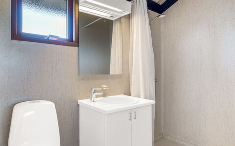 Anita - 400M from the Sea: Idraulico Fixture, Parete, Lavello, Pavimentazione, Lavandino Del Bagno, Bagno, Pavimento, Interior Design, Rubinetto, Soffitto