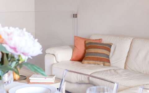 La Casa in Centro: Mobilia, Interior Design, Tessile, Casa, Divano, Illuminazione, Rosa, Soggiorno, Tavolo, Tagliare I Fiori