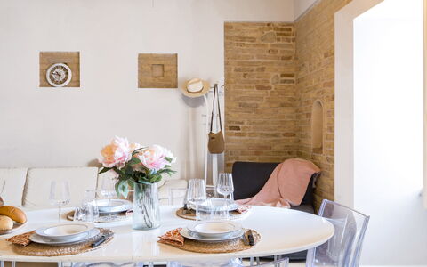 La Casa in Centro: Mobilia, Interior Design, Parete, Sedia, Pavimentazione, Tavolo, Legna, Sala Da Pranzo, Cucina & Sala Da Pranzo Tavolo, Illuminazione