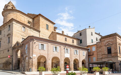 La Casa in Centro: Cielo, Facciata, Cittadina, Punto Di Riferimento, Arco, La Piazza Cittadina, Architettura Medievale, Plaza, Convento, Cupola