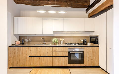 La Casa in Centro: Interior Design, Mobilia, Cucina, Controsoffitto, Pavimentazione, Legna, Cabinetry, Pavimento, Elettrodomestico Da Cucina, Camera