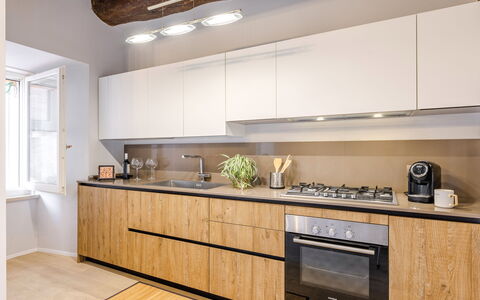 La Casa in Centro: Cucina, Controsoffitto, Interior Design, Cabinetry, Mobilia, Elettrodomestico Da Cucina, Legna, Pavimentazione, Apparecchio Major, Elettrodomestico