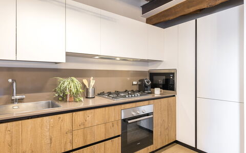 La Casa in Centro: Cucina, Controsoffitto, Interior Design, Legna, Pavimentazione, Cabinetry, Mobilia, Elettrodomestico Da Cucina, Pavimento, Apparecchio Major