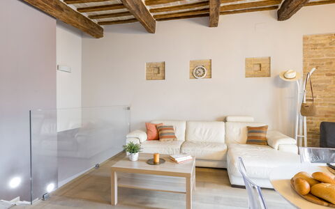 La Casa in Centro: Mobilia, Interior Design, Pavimentazione, Parete, Pavimento, Divano, Legna, Soffitto, Soggiorno, Camera