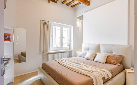 La Casa in Centro: Mobilia, Letto, Interior Design, Camera Da Letto, Pavimentazione, Pavimento, Parete, Camera, Legna, Bedding