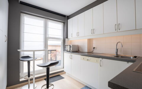 Amielie with Lateral Seaview: Cucina, Interior Design, Controsoffitto, Pavimentazione, Cabinetry, Legna, Elettrodomestico Da Cucina, Mobilia, Pavimento, Soffitto