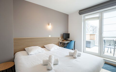Amielie with Lateral Seaview: Legna, Appartamento, Camera Da Letto, Letto, Bedding, Color Legno, Latifoglie, Lenzuolo, Biancheria, Plank