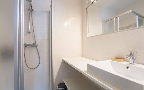 Amielie with Lateral Seaview: Bagno, Parete, Idraulico Fixture, Pavimentazione, Interior Design, Pavimento, Lavandino Del Bagno, Rubinetto, Idraulico, Lavello