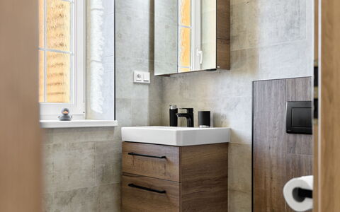 Kovářská 543: Parete, Pavimentazione, Idraulico Fixture, Interior Design, Pavimento, Mobiletto Del Bagno, Bagno, Lavello, Lavandino Del Bagno, Rubinetto