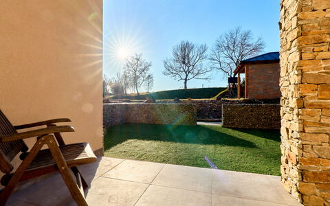 Kovářská 543: Shade, Giardino, Landscaping, Prato, Brick, Color Legno, Latifoglie, Passerella, Muro ​​Di Pietra