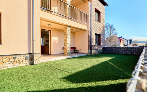 Kovářská 543: Prato, Giardino, Cortile, Erba Sintetica, Backyard, Cortile, Landscaping, Balcone, Recinzione, Driveway