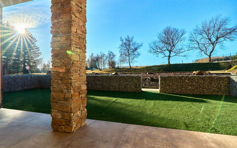 Kovářská 543: Prato, Muro ​​Di Pietra, Giardino, Brick, Landscaping, Erba Sintetica, Ombra, Backyard, Passerella