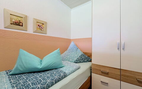 Meyer: Interior Design, Camera Da Letto, Mobilia, Pavimento, Pavimentazione, Camera, Letto, Bedding, Lenzuolo, Biancheria