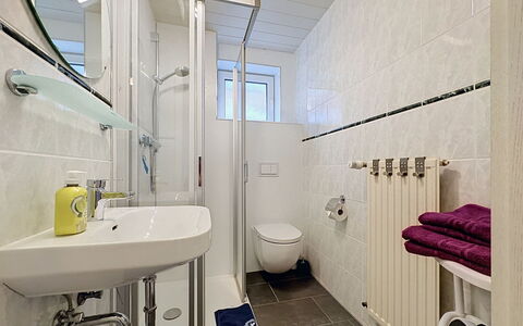 Meyer: Bagno, Idraulico Fixture, Pavimentazione, Lavandino Del Bagno, Interior Design, Lavello, Pavimento, Gabinetto, Rubinetto, Idraulico