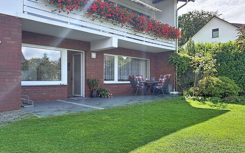 Meyer: Arbusto, Giardino, Casa, Zona Residenziale, Casa, Prato, Groundcover, Landscaping