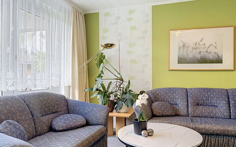 Meyer: Mobilia, Interior Design, Divano, Pavimentazione, Tavolo, Soggiorno, Pavimento, Tessile, Camera, Illuminazione
