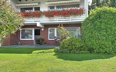 Meyer: Arbusto, Casa, Giardino, Casa, Zona Residenziale, Groundcover, Prato, Cortile, Villetta